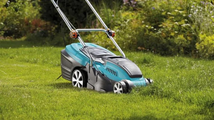 Pierwsze koszenie trawnika