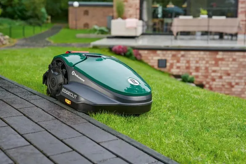 Robot koszący bez przewodu ograniczającego